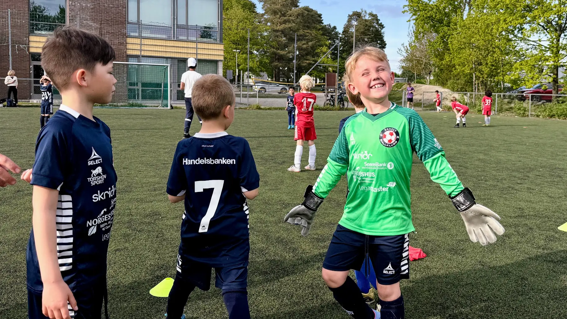 Smilende barn på fotballbanen klar for kamp