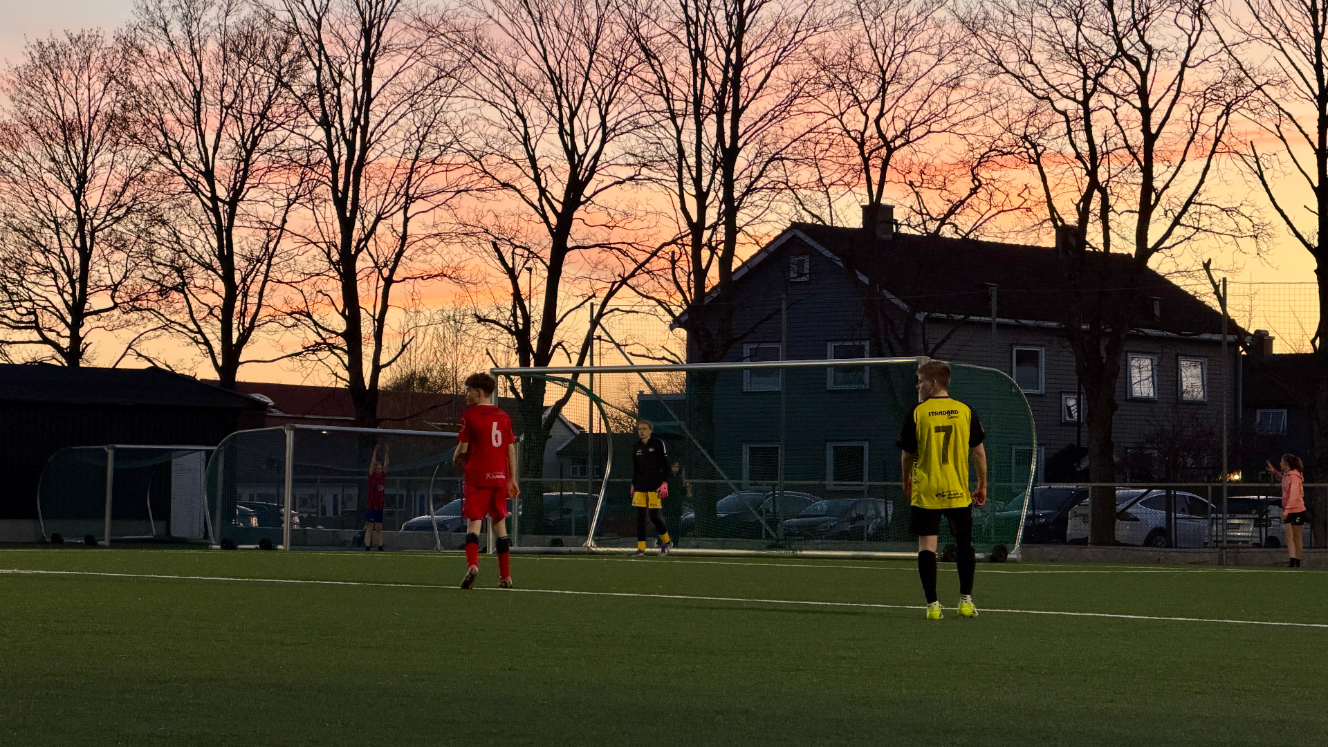 Ungdomsspillere i fotballkamp på kunstgress